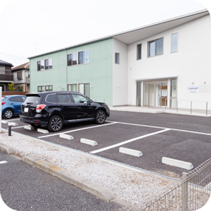 クリニック前に11台分の駐車場完備(駐輪場もあり)