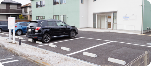 クリニック前に11台分の駐車場完備(駐輪場もあり)